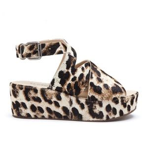 RUNAWAY WEDGE SANDAL
Amuse Society x Matisse